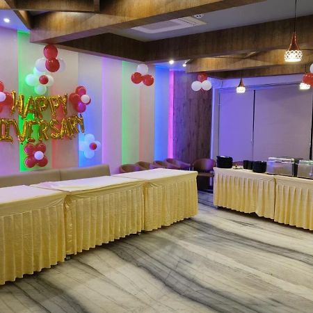 V Square Airport Hotel ลัคเนา ภายนอก รูปภาพ