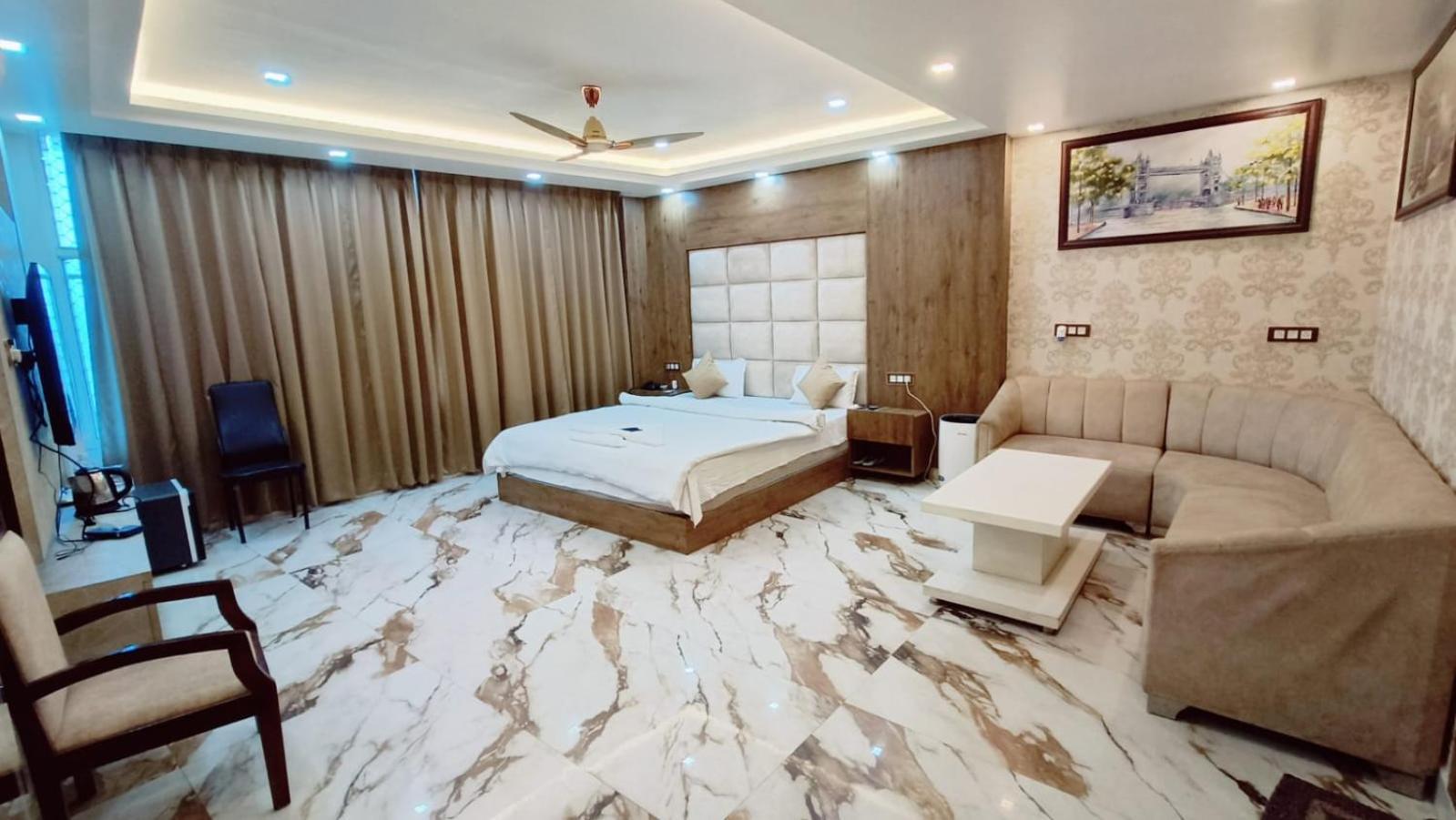 V Square Airport Hotel ลัคเนา ภายนอก รูปภาพ