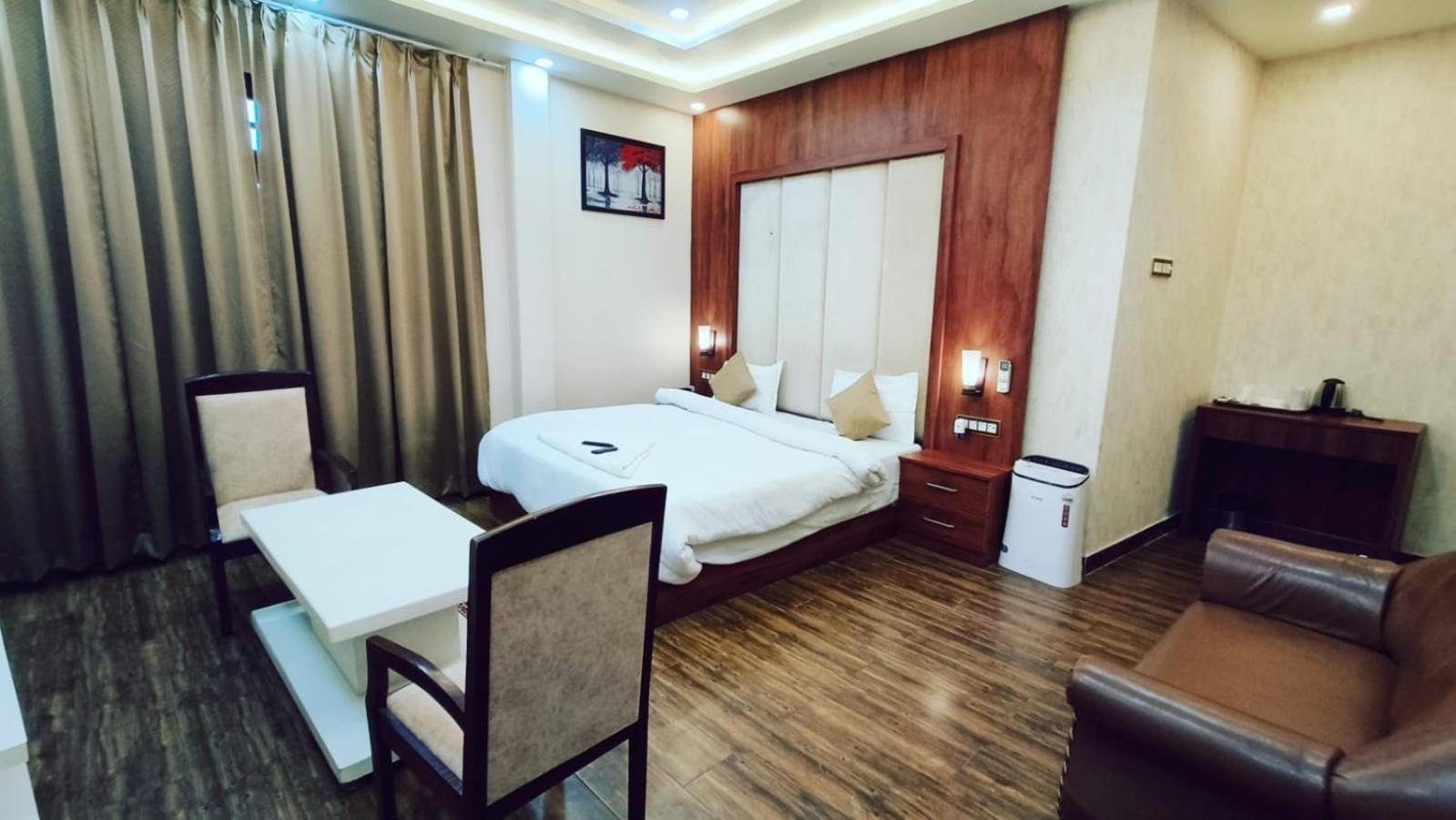 V Square Airport Hotel ลัคเนา ภายนอก รูปภาพ