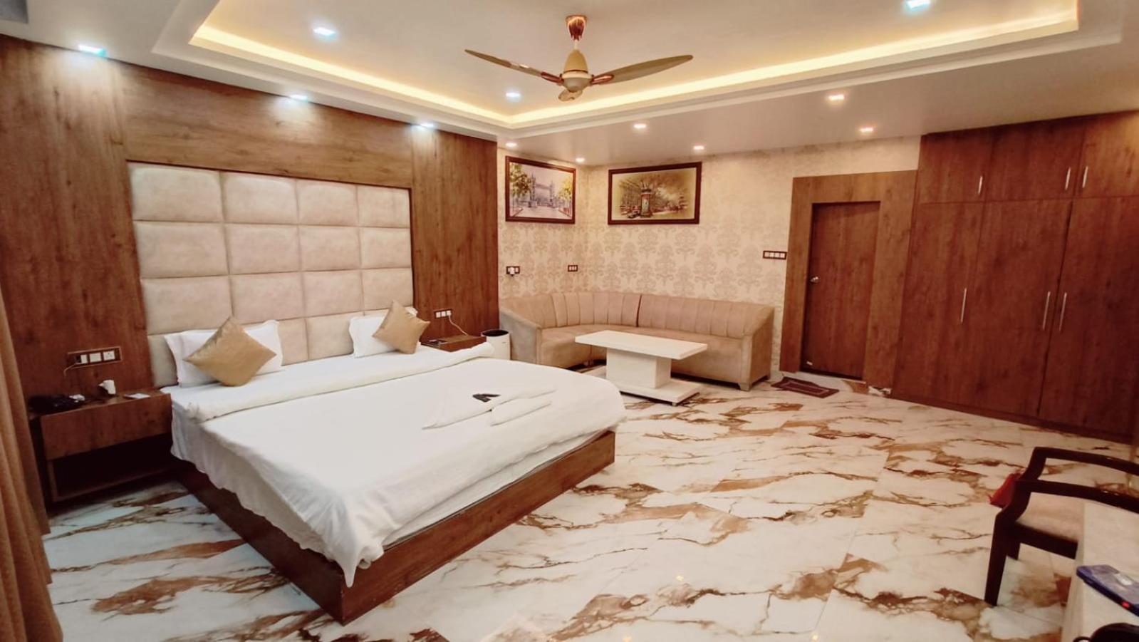 V Square Airport Hotel ลัคเนา ภายนอก รูปภาพ
