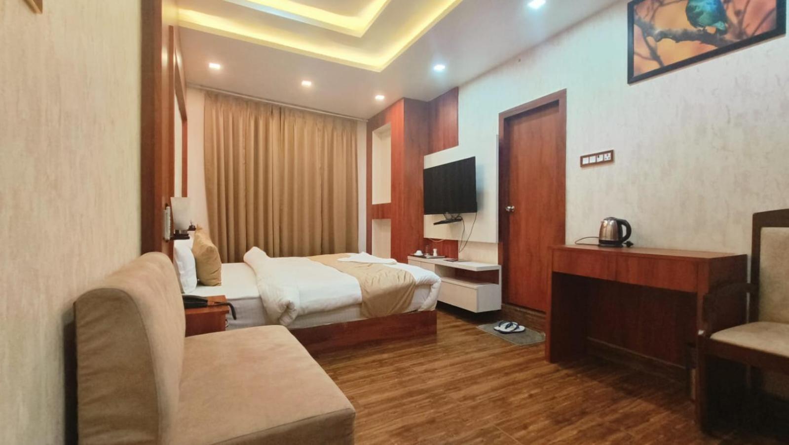 V Square Airport Hotel ลัคเนา ภายนอก รูปภาพ