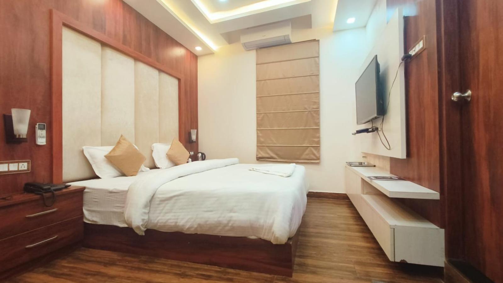 V Square Airport Hotel ลัคเนา ภายนอก รูปภาพ