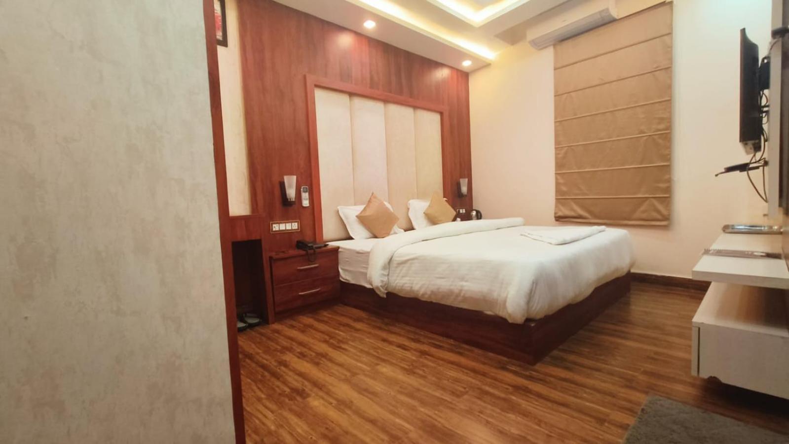 V Square Airport Hotel ลัคเนา ภายนอก รูปภาพ