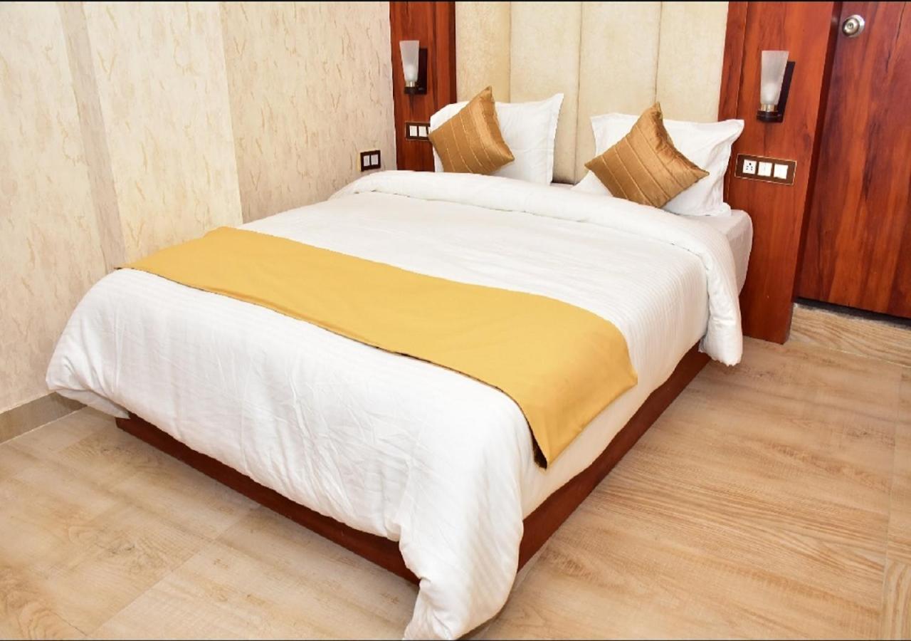 V Square Airport Hotel ลัคเนา ภายนอก รูปภาพ