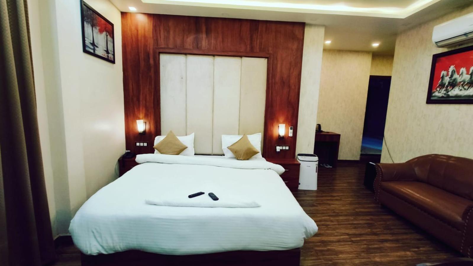 V Square Airport Hotel ลัคเนา ภายนอก รูปภาพ