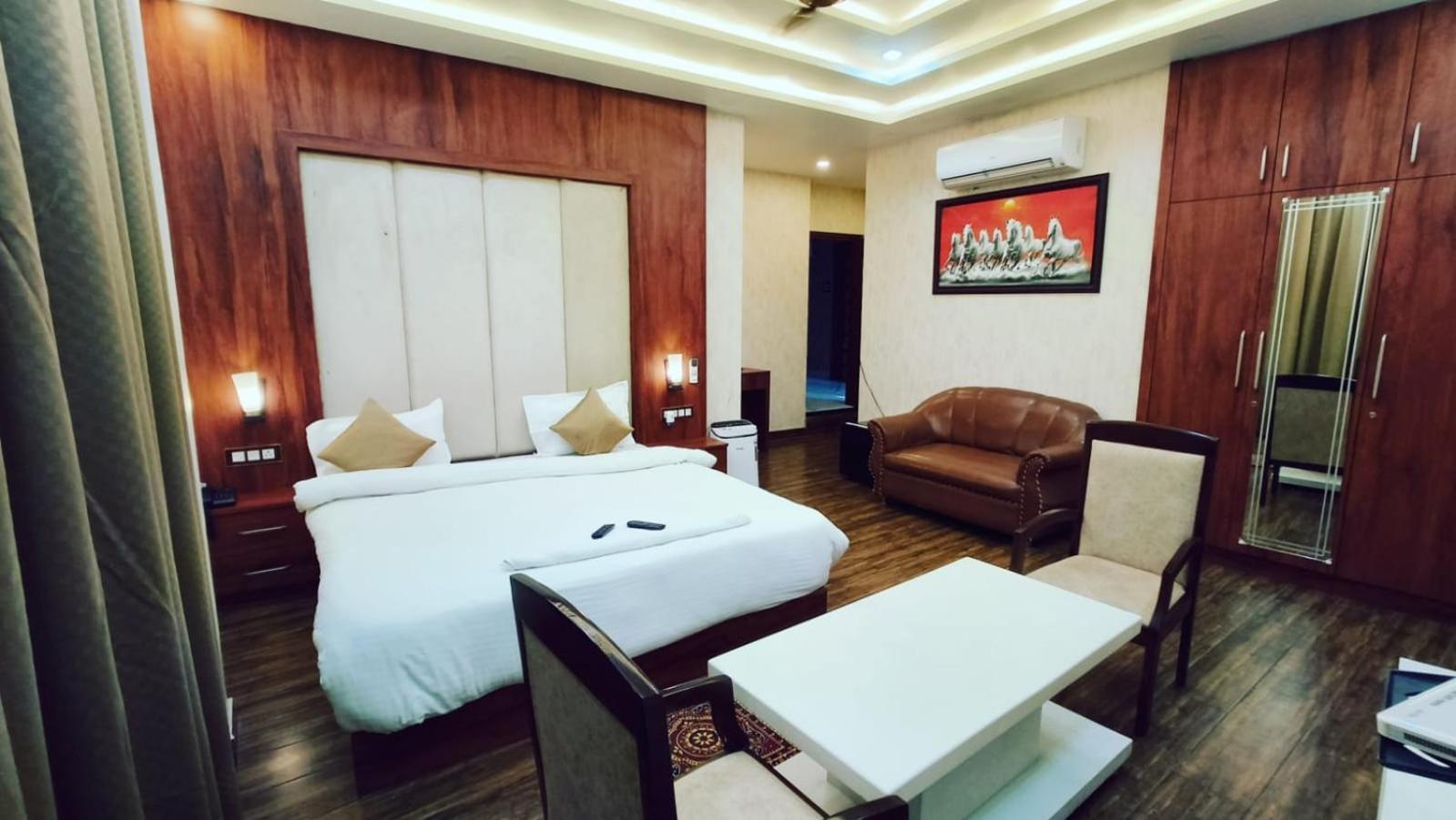 V Square Airport Hotel ลัคเนา ภายนอก รูปภาพ