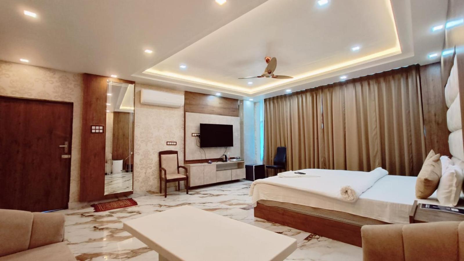 V Square Airport Hotel ลัคเนา ภายนอก รูปภาพ