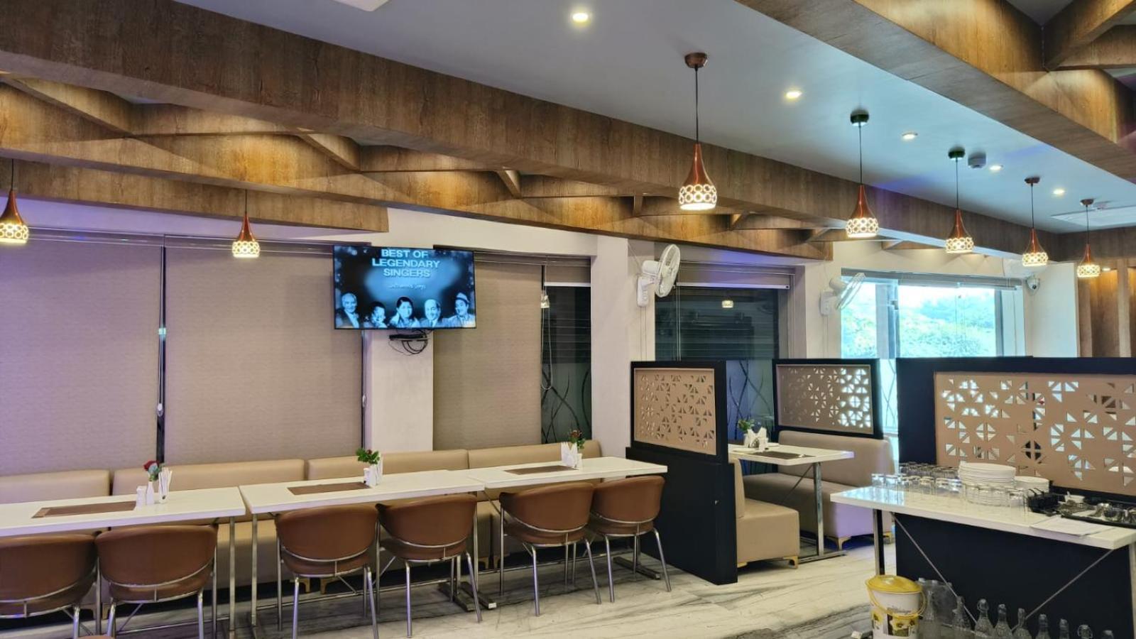 V Square Airport Hotel ลัคเนา ภายนอก รูปภาพ